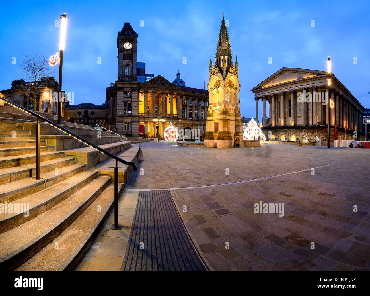 Une vue imprenable sur Chamberlain Square à Birmingham, avec une tour de l'horloge éclairée, la galerie d'art de Birmingham et des décorations de Noël festives. Th Banque D'Images