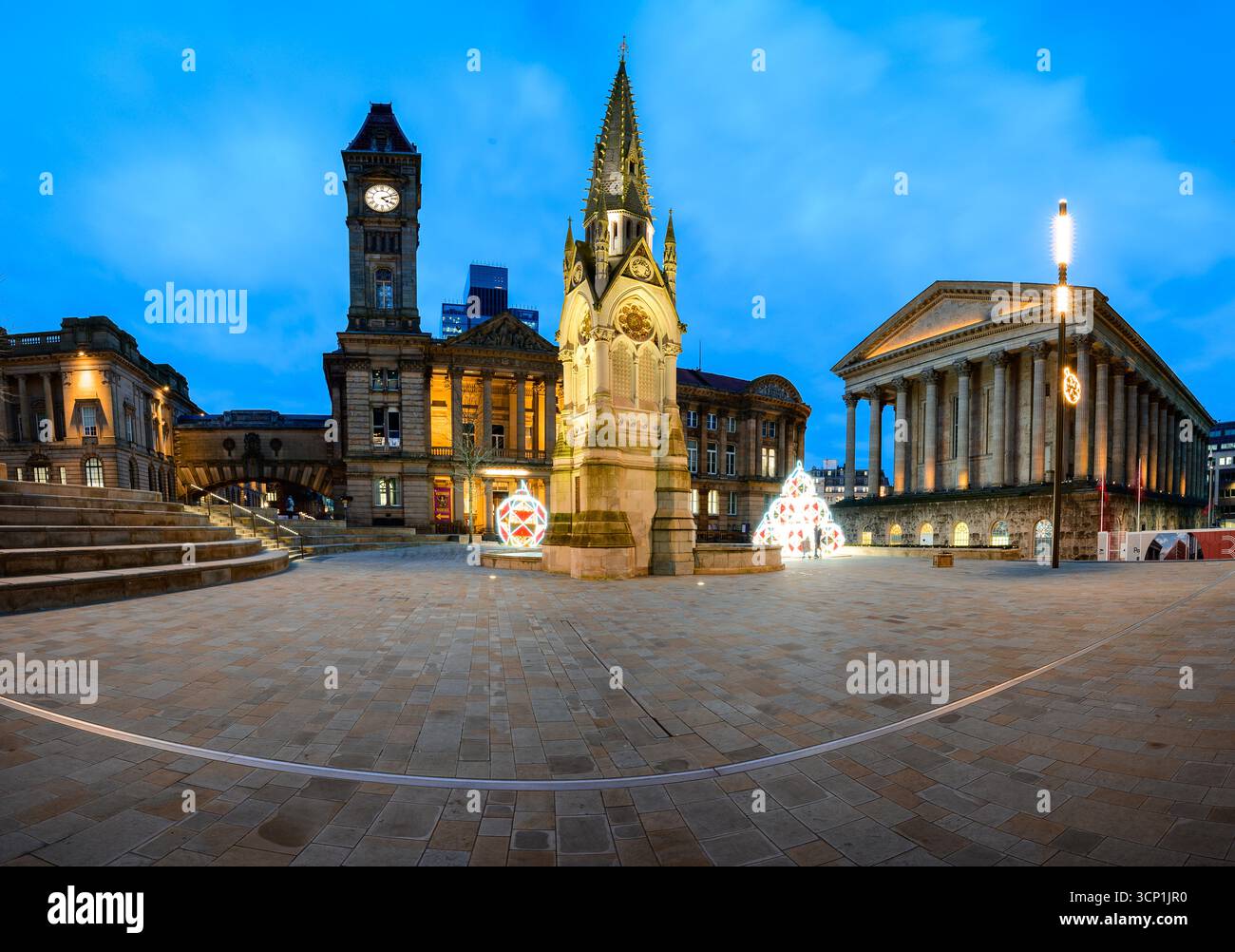 Une vue au crépuscule de Chamberlain Square à Birmingham avec un monument historique, Birmingham Art Gallery, une tour de l'horloge et des arbres de Noël festifs. Le Banque D'Images