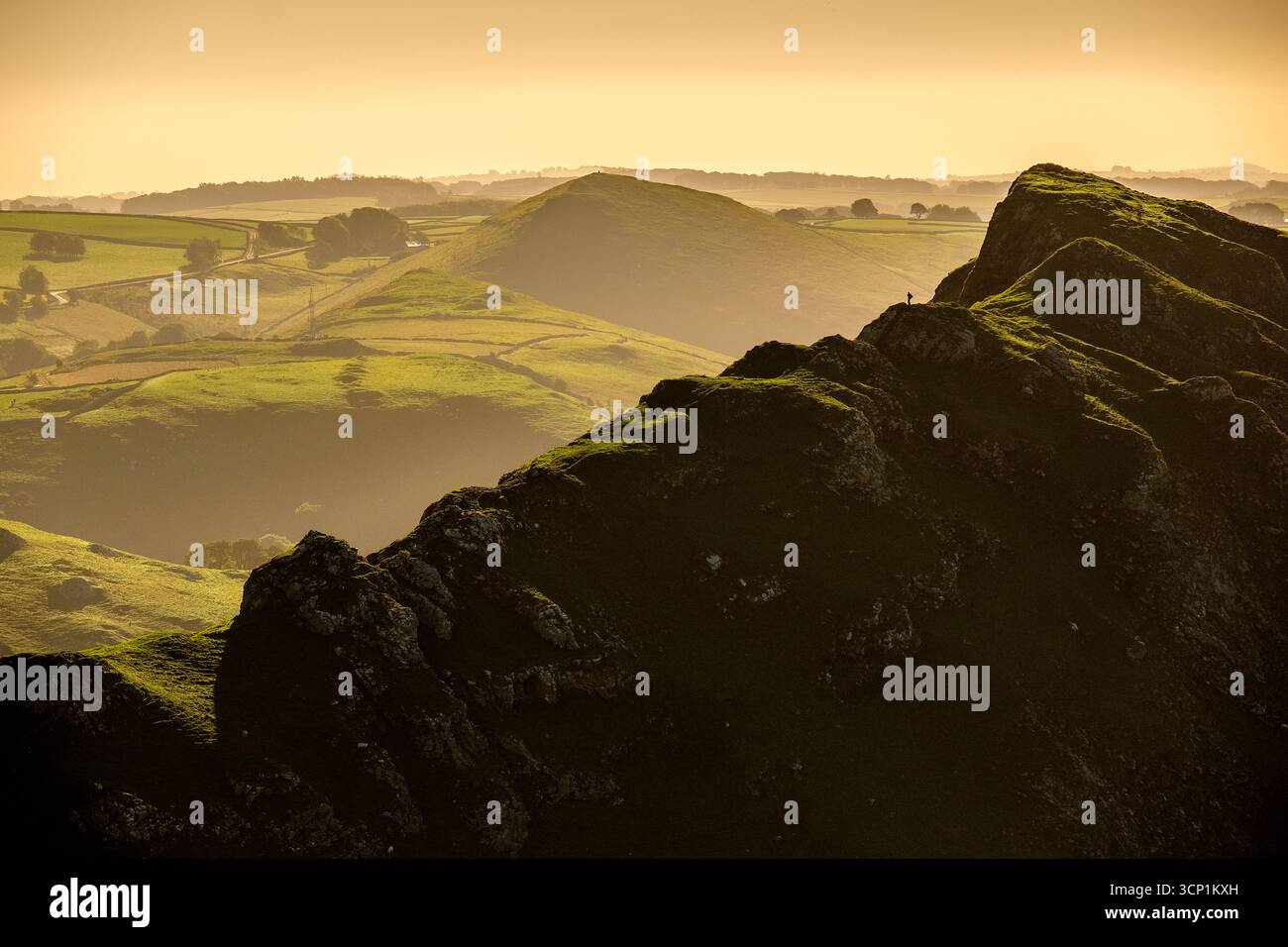 Une silhouette de marcheur de colline sur Chrome Hill, une promenade de crête populaire dans le parc national de Peak District, Royaume-Uni Banque D'Images