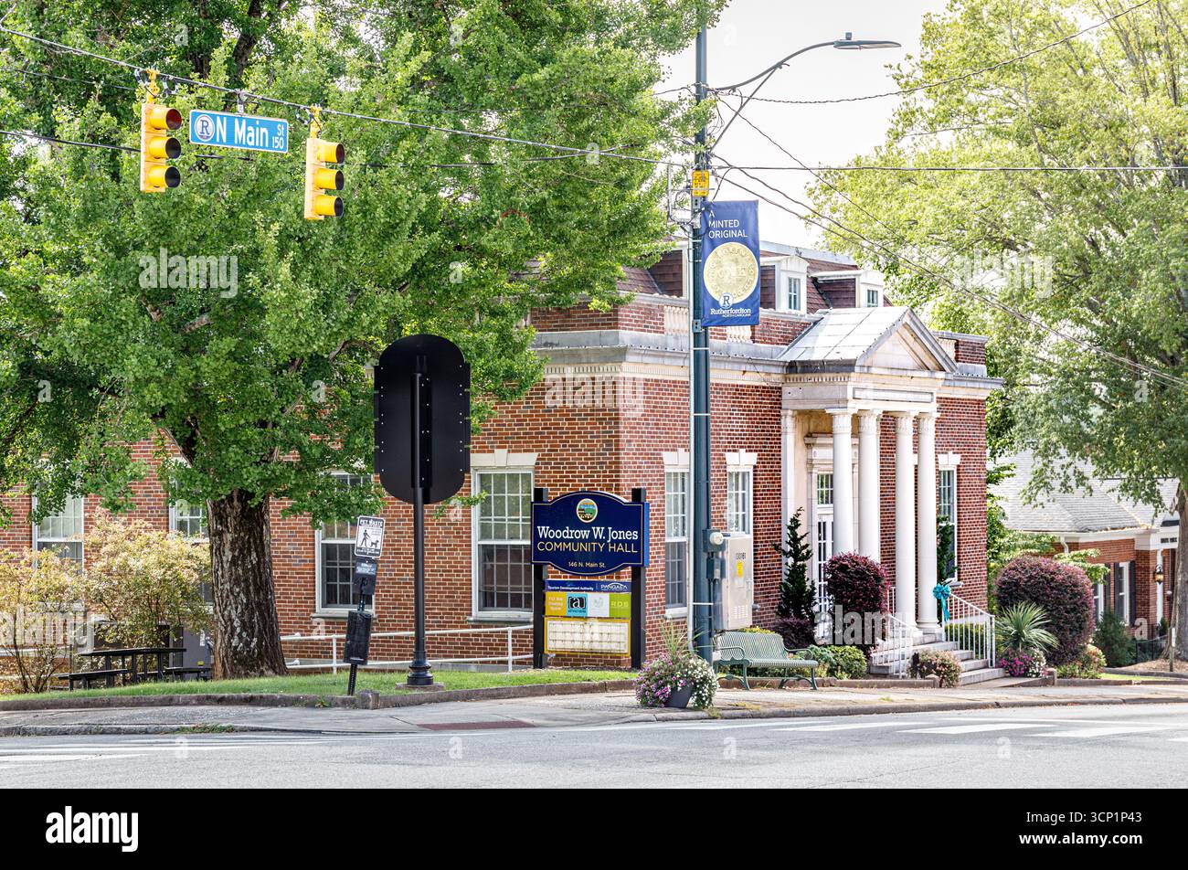 Rutherfordton, Caroline du Nord, États-Unis-7 septembre 2025 : The Woodrow W. Jones Community Hall, au centre-ville. Banque D'Images