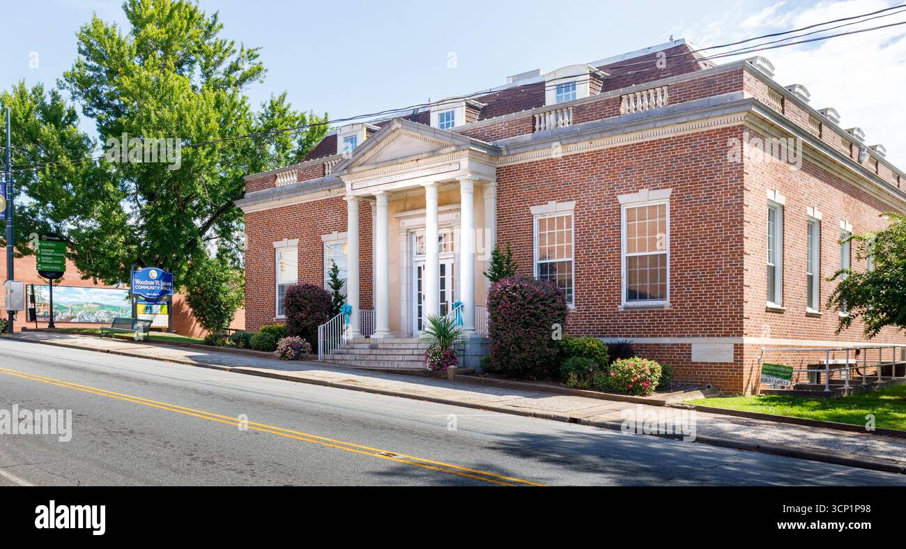 Rutherfordton, Caroline du Nord, États-Unis-7 septembre 2025 : bâtiment historique du bureau de poste des États-Unis (1931), qui sert maintenant de salle communautaire Woodrow W. Jones. Banque D'Images