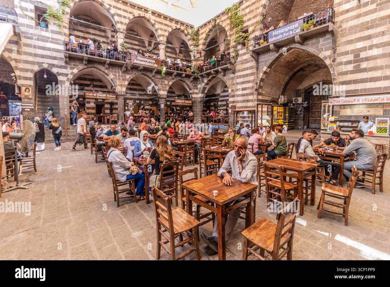DIYARBAKIR, TURQUIE - 25 SEPTEMBRE 2022 : cour Hasan Pasha Inn à Diyarbakir, Turquie Banque D'Images
