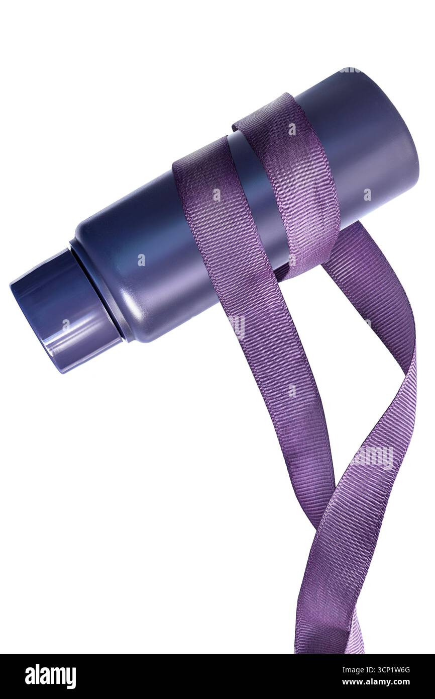 Bouteille de produit de beauté en plastique vierge attachée avec un ruban violet isolé sur blanc Banque D'Images