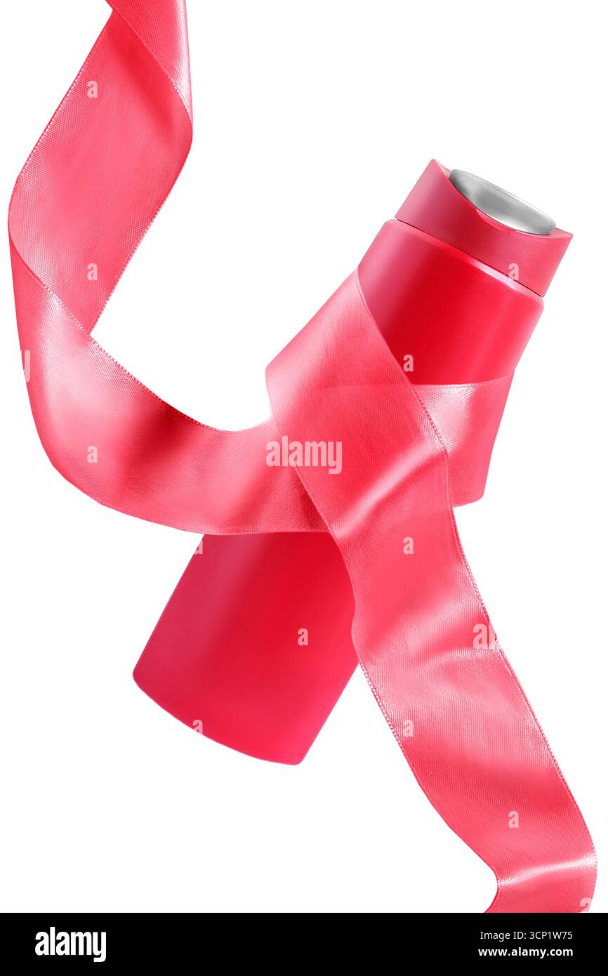 Bouteille de produit de beauté en plastique rouge attachée avec un ruban de satin isolé sur blanc Banque D'Images