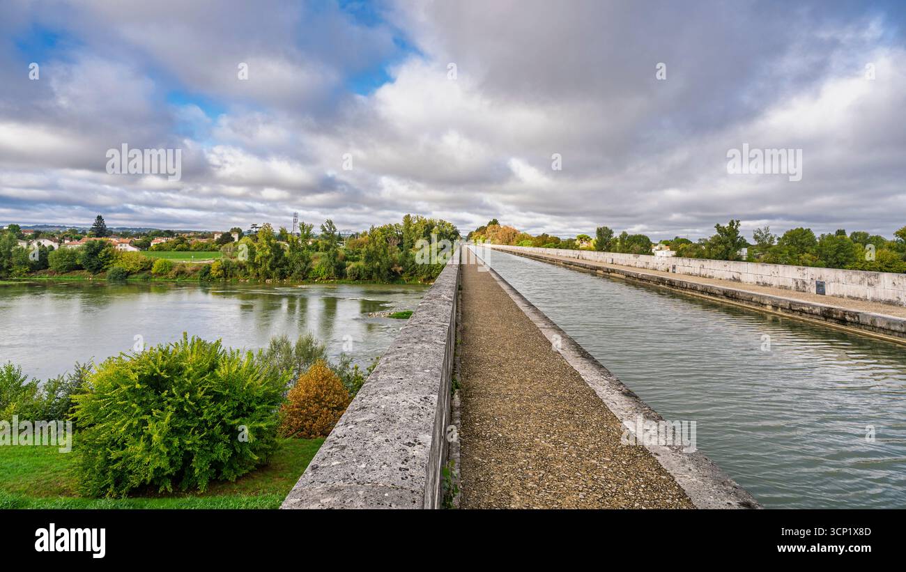 Vue panoramique du célèbre aqueduc navigable Pont-canal sur la Garonne, Agen, Lot-et-Garonne, France Banque D'Images