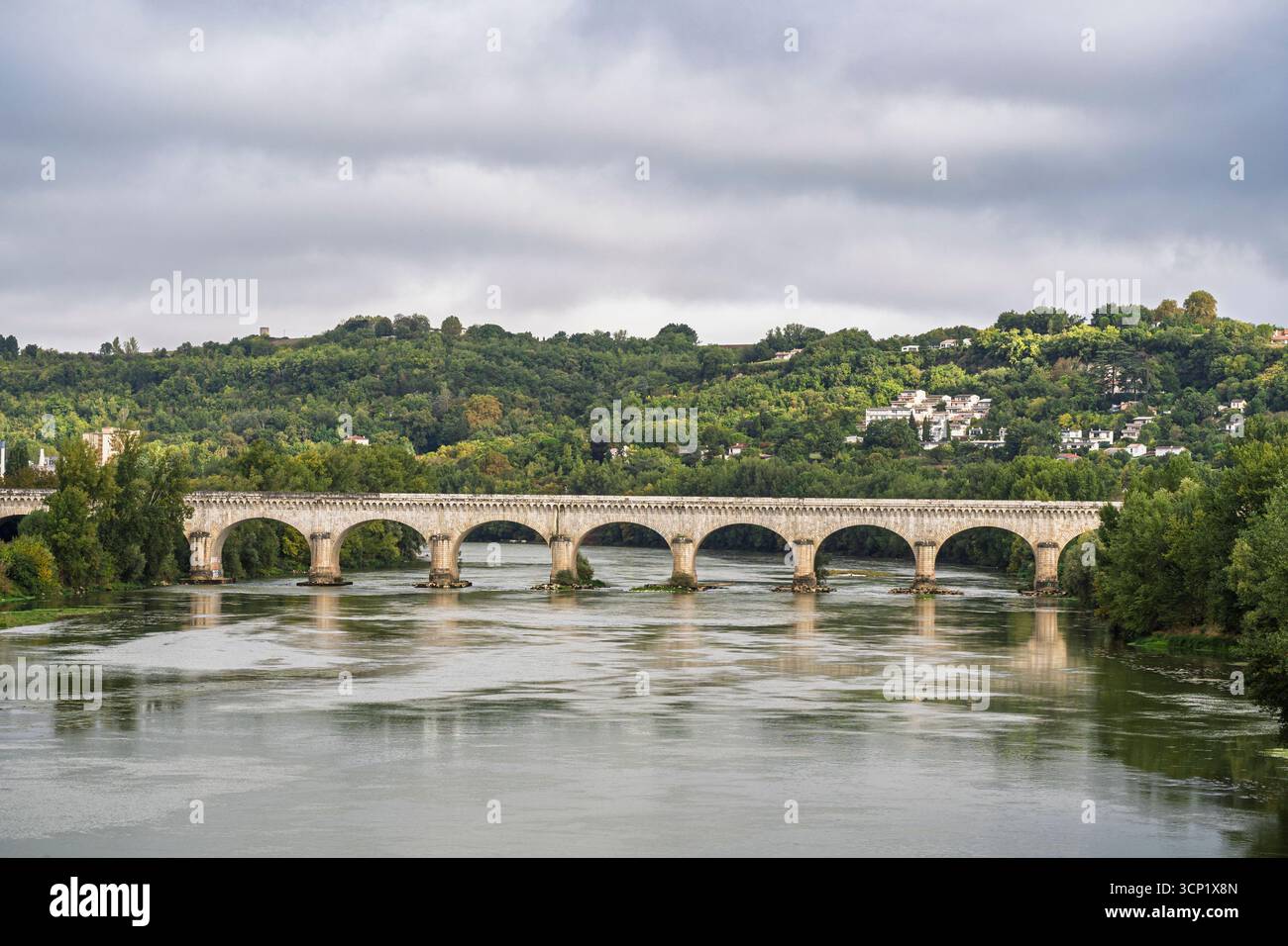 Vue panoramique sur le paysage du monument Pont-canal navigable aqueduc sur la rivière Garonne, Agen, Lot-et-Garonne, France Banque D'Images