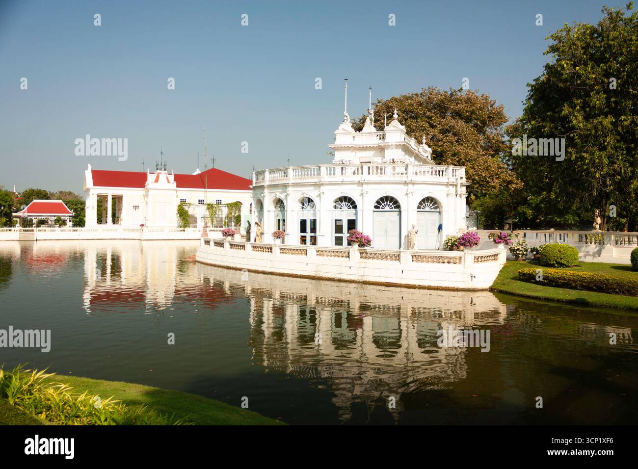 Élégant palais blanc au bord du lac avec reflet en Thaïlande Banque D'Images