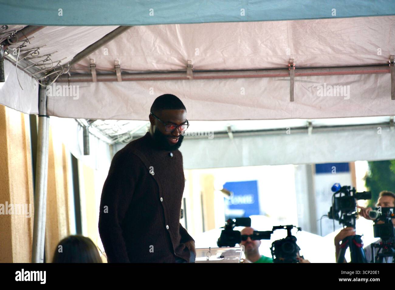La star des Boston Celtics Jaylen Brown assiste à la cérémonie du Hollywood Walk of Fame en l'honneur de Bill Nye the Science Guy le 22 septembre 2025 à Los Angeles, en Californie. Banque D'Images
