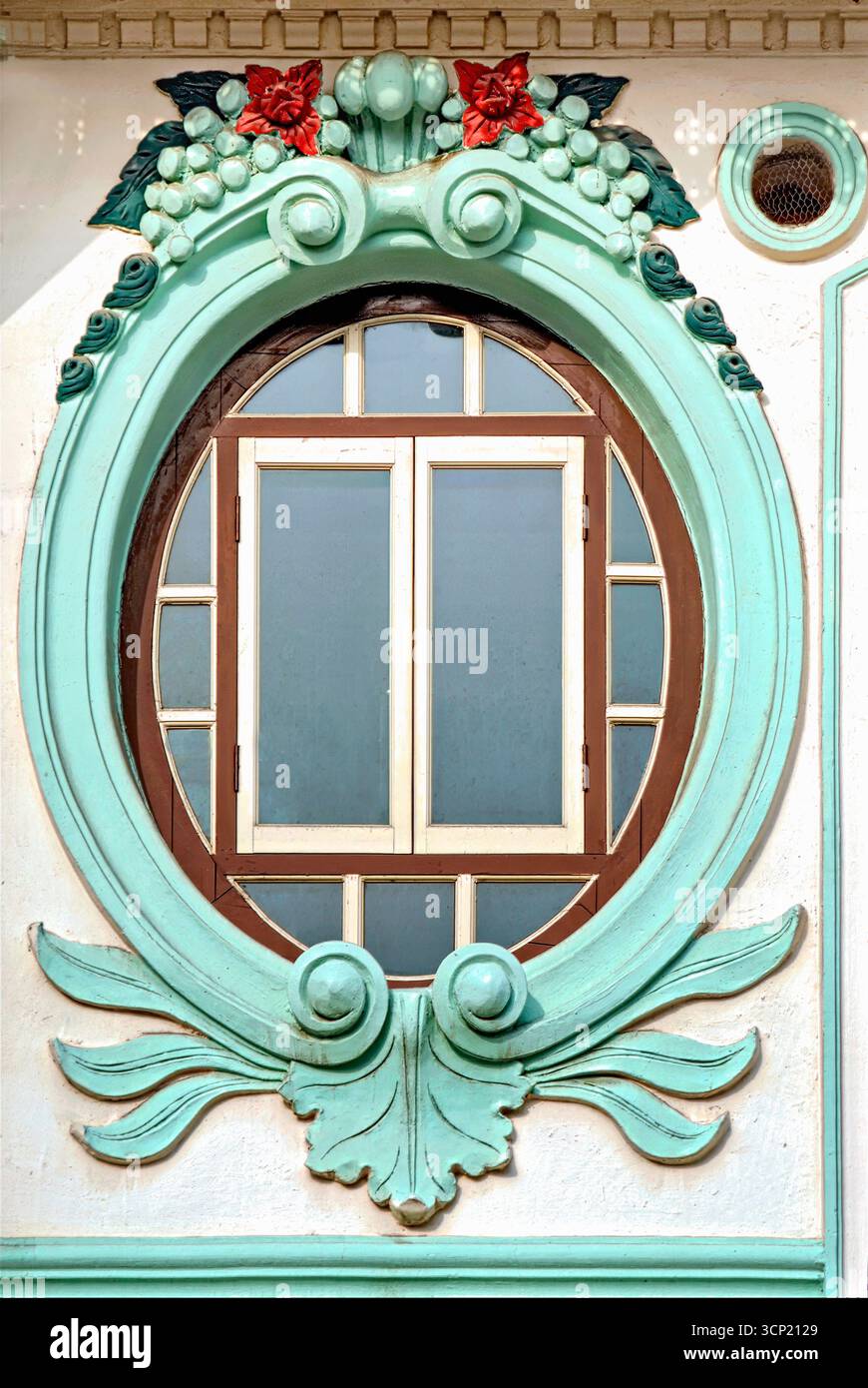 Détail d'un cadre de fenêtre art déco décoratif coloré, Singapour Banque D'Images