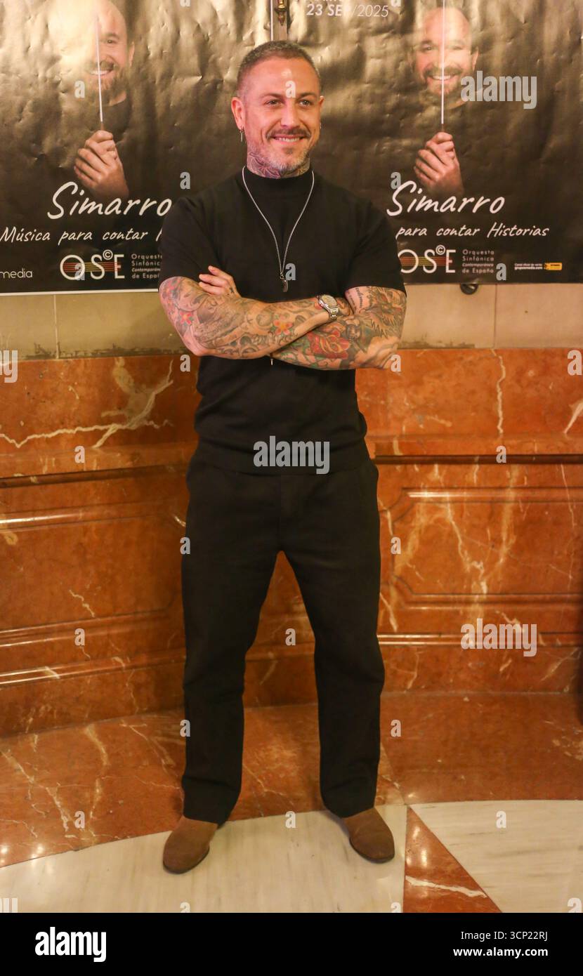 Madrid, Espagne, 23 septembre 2025 : L'acteur Pascual Fernández pose pour les médias lors de l'appel photo pour le concert spécial "Music to Tell Stories" le 23 septembre 2025, au Théâtre Gran Vía de Madrid, Espagne. Crédit : Alberto Brevers / Alamy Live News. Banque D'Images