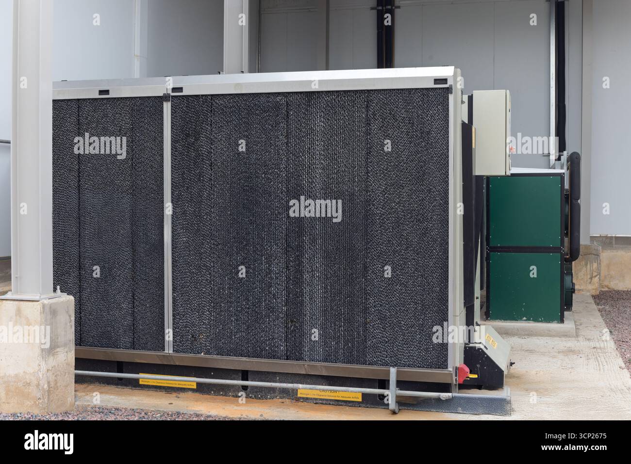 Systèmes de refroidissement par eau industriels, à l'extérieur devant l'entrepôt, coussin de refroidissement de rideau d'eau, refroidisseur évaporatif portable Banque D'Images