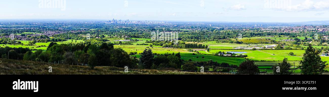 Vue sur le centre-ville de Manchester à 13 kilomètres. De Tameside, Angleterre, Royaume-Uni. Banque D'Images