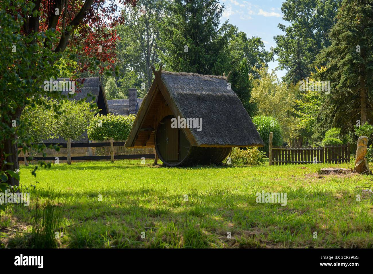 Un tonneau avec toit de chaume dans le jardin idyllique dans le Spreewald, Oder-Spree-District, Brandebourg, Allemagne Banque D'Images