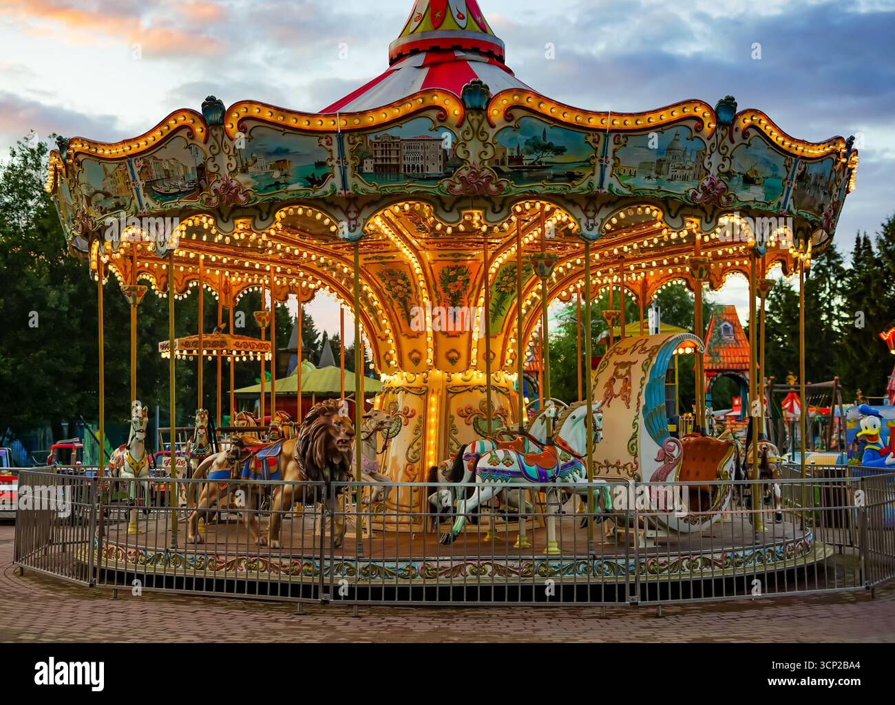 Carrousel pour enfants dans un parc d'attractions Banque D'Images