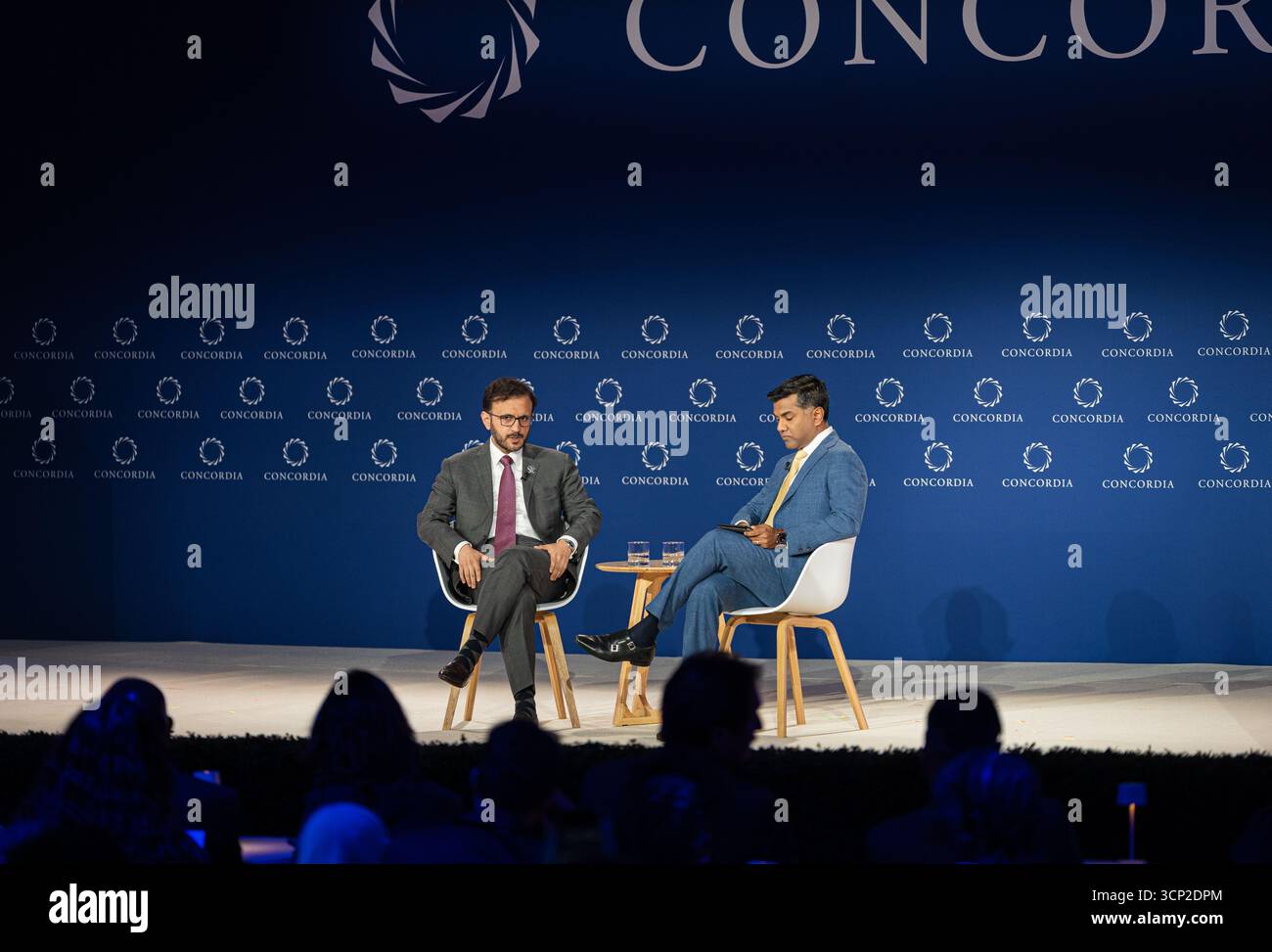 New York Ciy, États-Unis. 22 septembre 2025. Ravi Agrawal, rédacteur en chef de Foreign Policy, a une conversation avec le Dr Majed Al-Ansari, adisor du premier ministre du Qatar et porte-parole officiel du ministère des Affaires étrangères lors des conférences annuelles du Sommet Concordia tenues à l’hôtel Sheraton à New York, NY, en plus de l’Assemblée générale des Nations Unies. 22 septembre 2025. Photo Steve Sanchez/Sipa USA). Crédit : Sipa US/Alamy Live News Banque D'Images