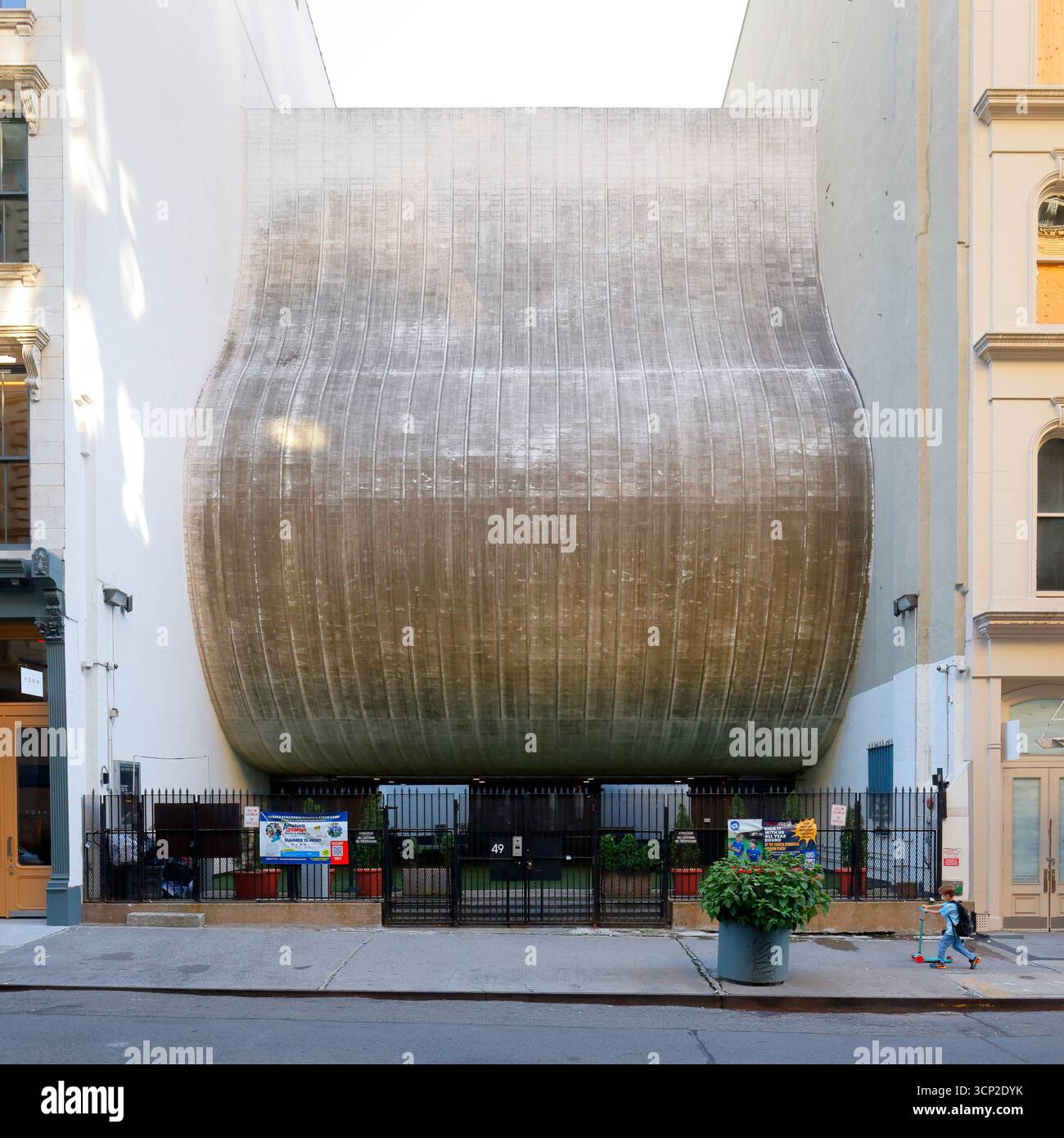 Tribeca Synagogue, 49 White St, New York, NYC Storefront d'un temple juif orthodoxe, un bâtiment moderniste conçu par William Breger. Banque D'Images