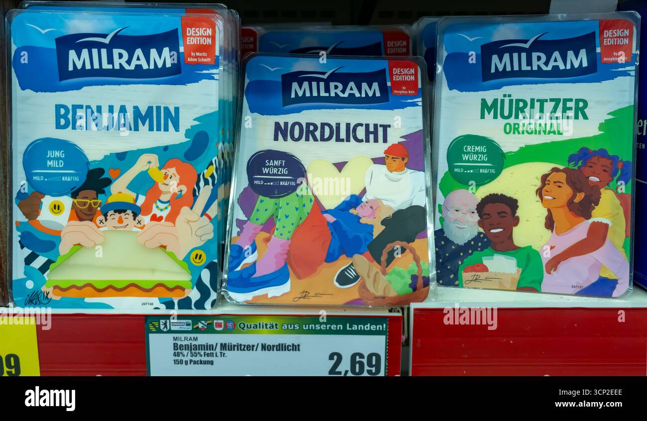 Emballage de fromage MILRAM avec une édition de conception d'illustration diversifiée vue dans un supermarché allemand, dans le cadre d'une campagne controversée. Banque D'Images