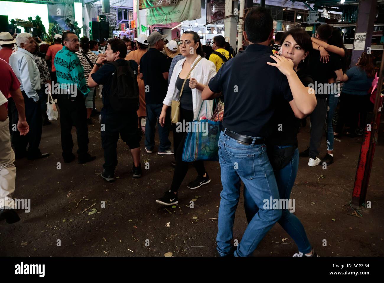 Mexique, CDMX, Mexique. 23 septembre 2025. Le marché le plus important spécialisé dans les fleurs de toutes sortes est le marché jamaïcain, situé à Mexico. Aujourd'hui marque son 68e anniversaire et est l'un des principaux points de vente et de distribution de fleurs de divers états à travers le pays. Avec de la musique live et de la danse dans ses allées, les vendeurs, les employés et les clients célèbrent un autre anniversaire. Ce marché a ouvert ses portes en 1957 dans le cadre de la modernisation de la ville. Il a des racines préhispaniques, comme il était et continue d'être le centre de commerce de fleurs le plus important, relié à cette époque par des rivières ou CA Banque D'Images