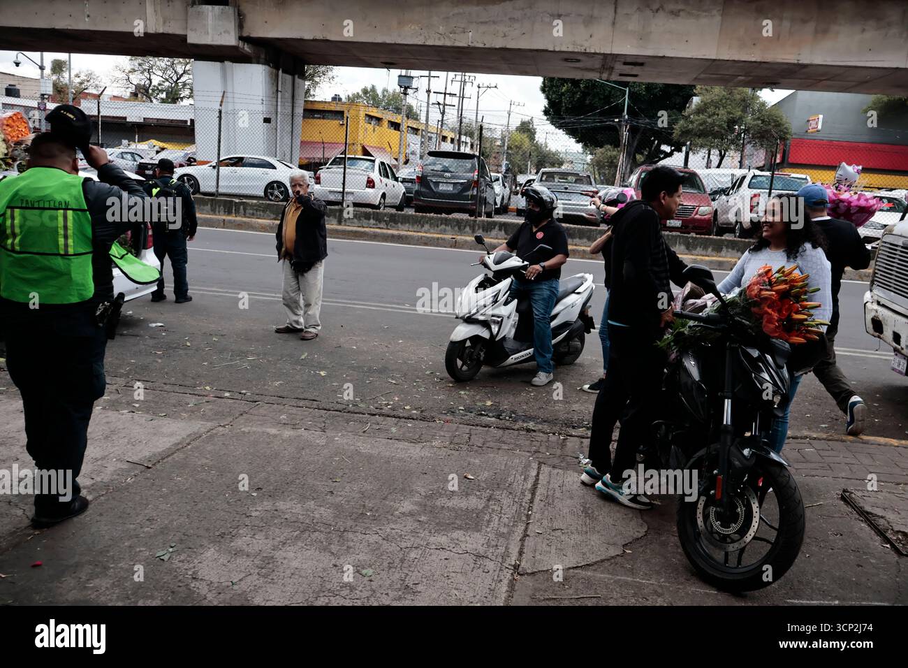 Mexique, CDMX, Mexique. 23 septembre 2025. Le marché le plus important spécialisé dans les fleurs de toutes sortes est le marché jamaïcain, situé à Mexico. Aujourd'hui marque son 68e anniversaire et est l'un des principaux points de vente et de distribution de fleurs de divers états à travers le pays. Avec de la musique live et de la danse dans ses allées, les vendeurs, les employés et les clients célèbrent un autre anniversaire. Ce marché a ouvert ses portes en 1957 dans le cadre de la modernisation de la ville. Il a des racines préhispaniques, comme il était et continue d'être le centre de commerce de fleurs le plus important, relié à cette époque par des rivières ou CA Banque D'Images