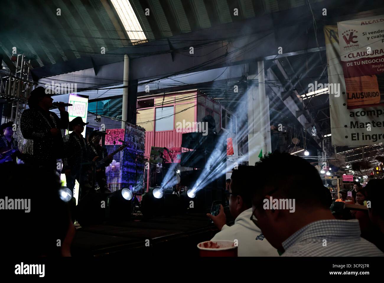 Mexique, CDMX, Mexique. 23 septembre 2025. Le marché le plus important spécialisé dans les fleurs de toutes sortes est le marché jamaïcain, situé à Mexico. Aujourd'hui marque son 68e anniversaire et est l'un des principaux points de vente et de distribution de fleurs de divers états à travers le pays. Avec de la musique live et de la danse dans ses allées, les vendeurs, les employés et les clients célèbrent un autre anniversaire. Ce marché a ouvert ses portes en 1957 dans le cadre de la modernisation de la ville. Il a des racines préhispaniques, comme il était et continue d'être le centre de commerce de fleurs le plus important, relié à cette époque par des rivières ou CA Banque D'Images