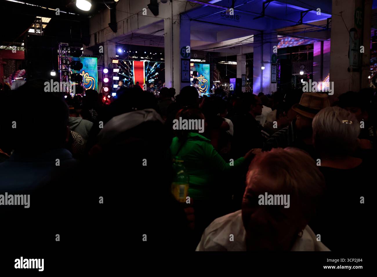 Mexique, CDMX, Mexique. 23 septembre 2025. Le marché le plus important spécialisé dans les fleurs de toutes sortes est le marché jamaïcain, situé à Mexico. Aujourd'hui marque son 68e anniversaire et est l'un des principaux points de vente et de distribution de fleurs de divers états à travers le pays. Avec de la musique live et de la danse dans ses allées, les vendeurs, les employés et les clients célèbrent un autre anniversaire. Ce marché a ouvert ses portes en 1957 dans le cadre de la modernisation de la ville. Il a des racines préhispaniques, comme il était et continue d'être le centre de commerce de fleurs le plus important, relié à cette époque par des rivières ou CA Banque D'Images