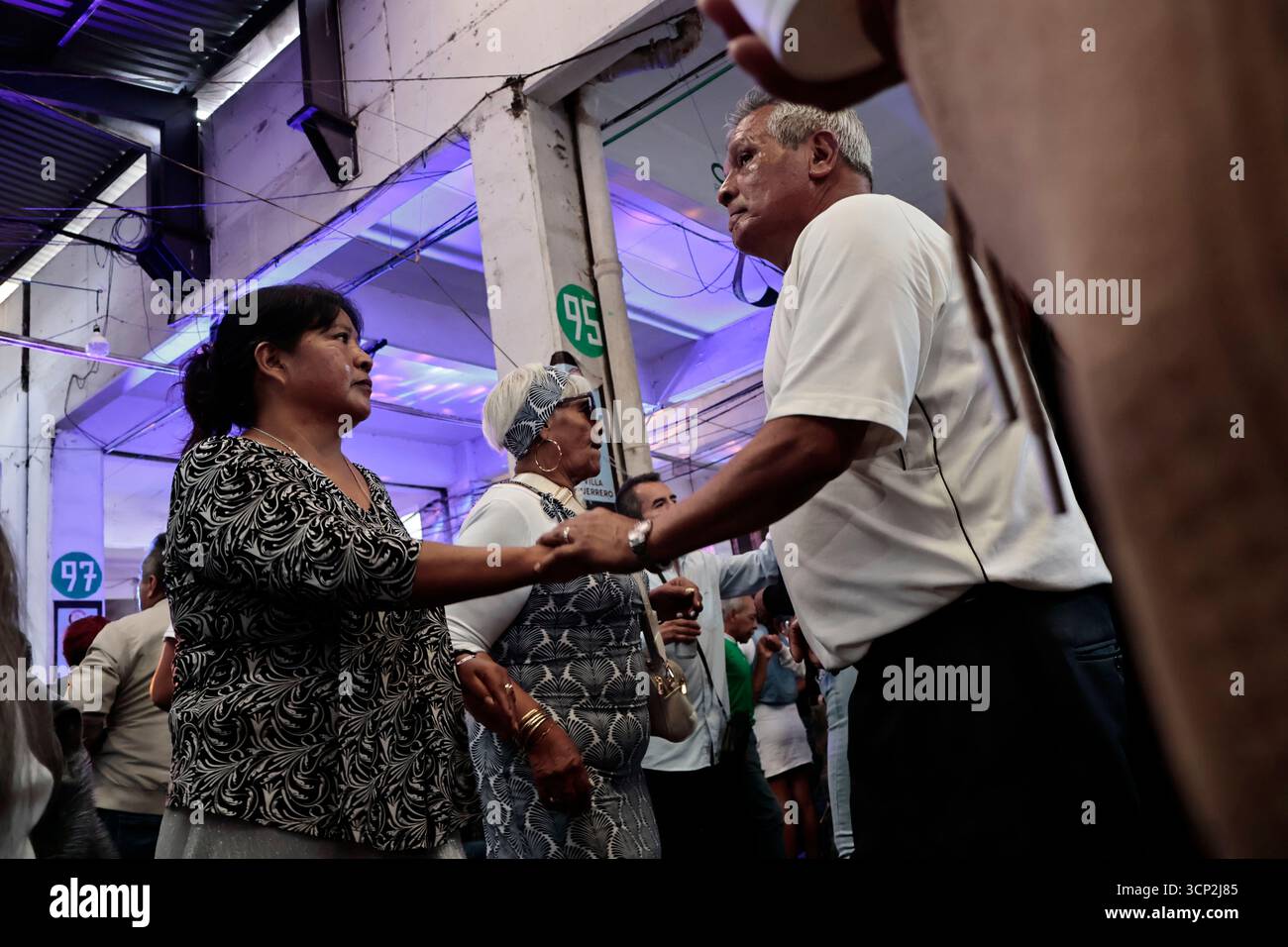 Mexique, CDMX, Mexique. 23 septembre 2025. Le marché le plus important spécialisé dans les fleurs de toutes sortes est le marché jamaïcain, situé à Mexico. Aujourd'hui marque son 68e anniversaire et est l'un des principaux points de vente et de distribution de fleurs de divers états à travers le pays. Avec de la musique live et de la danse dans ses allées, les vendeurs, les employés et les clients célèbrent un autre anniversaire. Ce marché a ouvert ses portes en 1957 dans le cadre de la modernisation de la ville. Il a des racines préhispaniques, comme il était et continue d'être le centre de commerce de fleurs le plus important, relié à cette époque par des rivières ou CA Banque D'Images