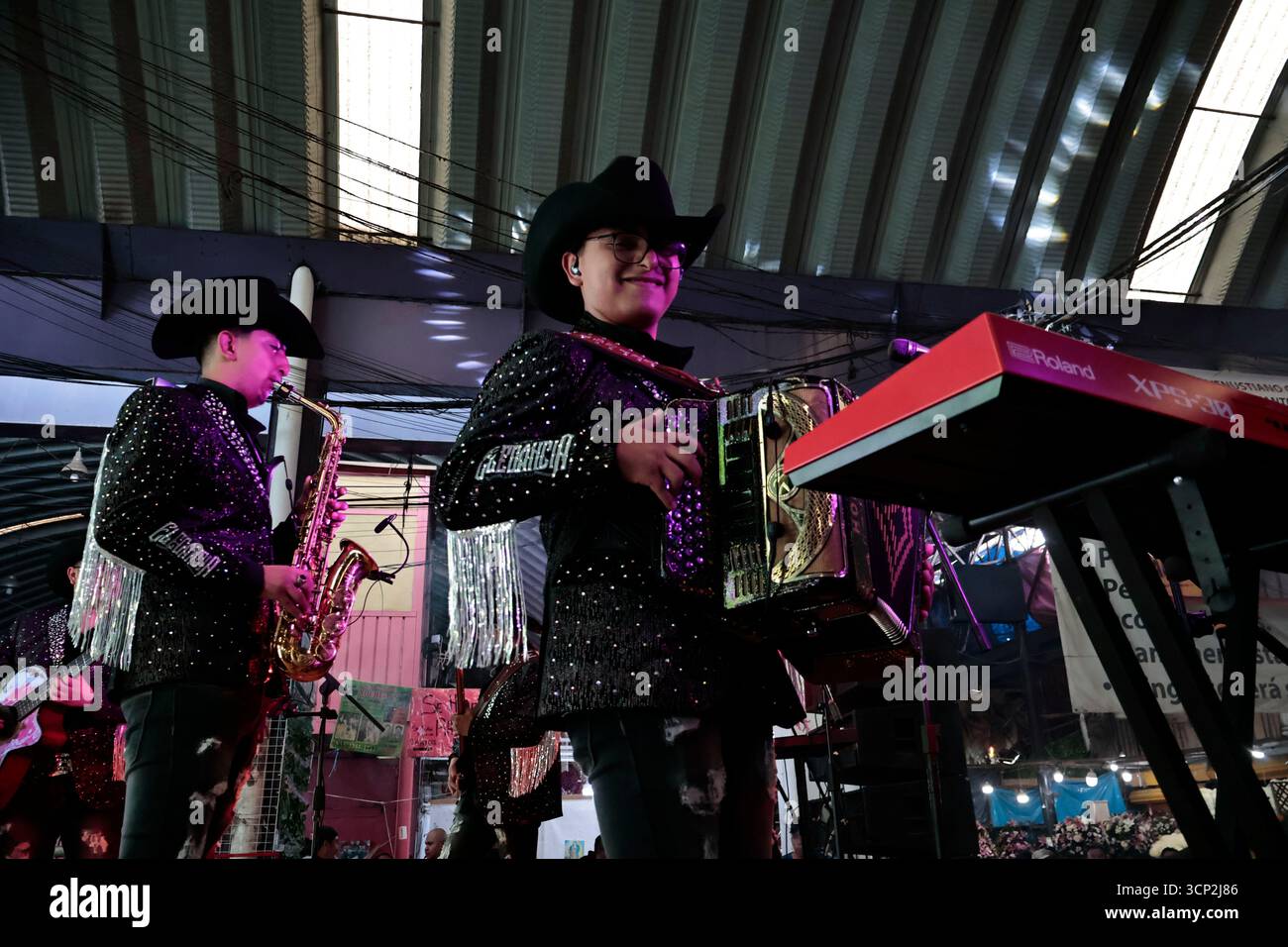 Mexique, CDMX, Mexique. 23 septembre 2025. Le marché le plus important spécialisé dans les fleurs de toutes sortes est le marché jamaïcain, situé à Mexico. Aujourd'hui marque son 68e anniversaire et est l'un des principaux points de vente et de distribution de fleurs de divers états à travers le pays. Avec de la musique live et de la danse dans ses allées, les vendeurs, les employés et les clients célèbrent un autre anniversaire. Ce marché a ouvert ses portes en 1957 dans le cadre de la modernisation de la ville. Il a des racines préhispaniques, comme il était et continue d'être le centre de commerce de fleurs le plus important, relié à cette époque par des rivières ou CA Banque D'Images