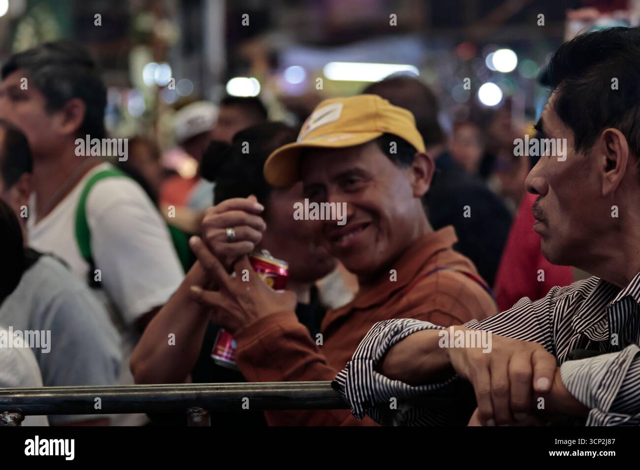 Mexique, CDMX, Mexique. 23 septembre 2025. Le marché le plus important spécialisé dans les fleurs de toutes sortes est le marché jamaïcain, situé à Mexico. Aujourd'hui marque son 68e anniversaire et est l'un des principaux points de vente et de distribution de fleurs de divers états à travers le pays. Avec de la musique live et de la danse dans ses allées, les vendeurs, les employés et les clients célèbrent un autre anniversaire. Ce marché a ouvert ses portes en 1957 dans le cadre de la modernisation de la ville. Il a des racines préhispaniques, comme il était et continue d'être le centre de commerce de fleurs le plus important, relié à cette époque par des rivières ou CA Banque D'Images