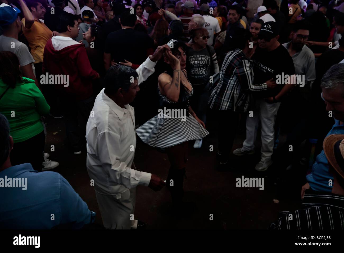 Mexique, CDMX, Mexique. 23 septembre 2025. Le marché le plus important spécialisé dans les fleurs de toutes sortes est le marché jamaïcain, situé à Mexico. Aujourd'hui marque son 68e anniversaire et est l'un des principaux points de vente et de distribution de fleurs de divers états à travers le pays. Avec de la musique live et de la danse dans ses allées, les vendeurs, les employés et les clients célèbrent un autre anniversaire. Ce marché a ouvert ses portes en 1957 dans le cadre de la modernisation de la ville. Il a des racines préhispaniques, comme il était et continue d'être le centre de commerce de fleurs le plus important, relié à cette époque par des rivières ou CA Banque D'Images