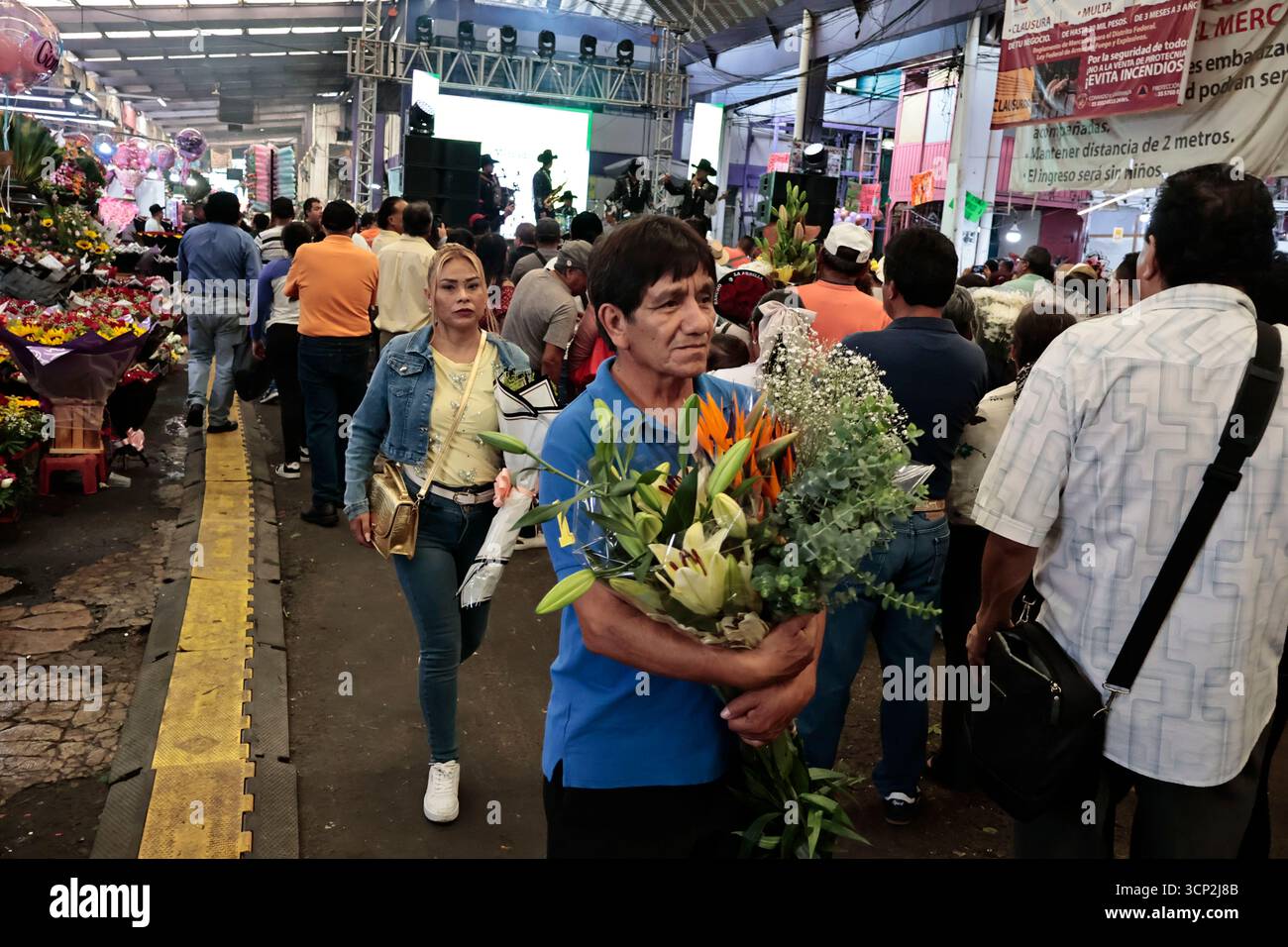Mexique, CDMX, Mexique. 23 septembre 2025. Le marché le plus important spécialisé dans les fleurs de toutes sortes est le marché jamaïcain, situé à Mexico. Aujourd'hui marque son 68e anniversaire et est l'un des principaux points de vente et de distribution de fleurs de divers états à travers le pays. Avec de la musique live et de la danse dans ses allées, les vendeurs, les employés et les clients célèbrent un autre anniversaire. Ce marché a ouvert ses portes en 1957 dans le cadre de la modernisation de la ville. Il a des racines préhispaniques, comme il était et continue d'être le centre de commerce de fleurs le plus important, relié à cette époque par des rivières ou CA Banque D'Images