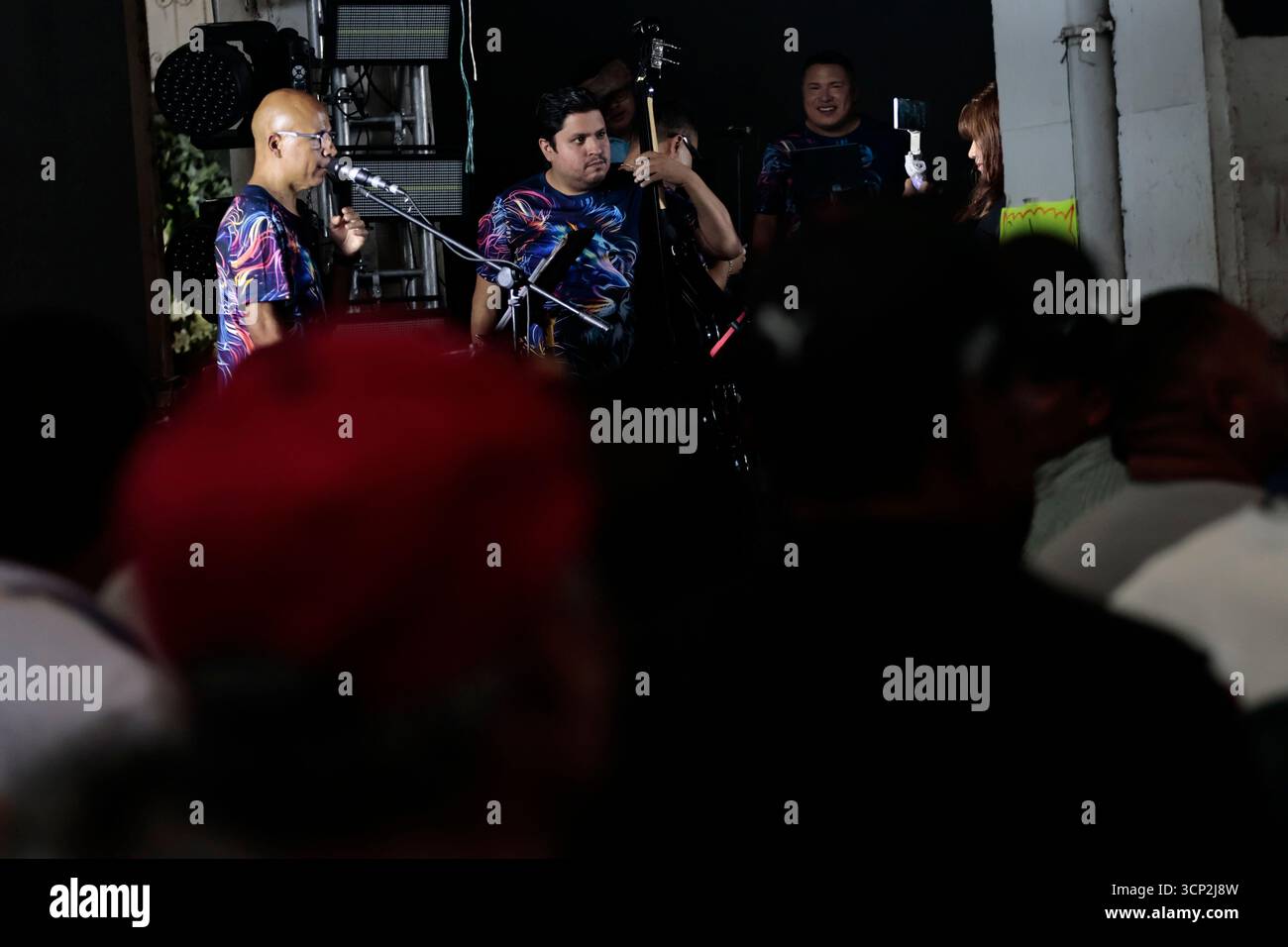 Mexique, CDMX, Mexique. 23 septembre 2025. Le marché le plus important spécialisé dans les fleurs de toutes sortes est le marché jamaïcain, situé à Mexico. Aujourd'hui marque son 68e anniversaire et est l'un des principaux points de vente et de distribution de fleurs de divers états à travers le pays. Avec de la musique live et de la danse dans ses allées, les vendeurs, les employés et les clients célèbrent un autre anniversaire. Ce marché a ouvert ses portes en 1957 dans le cadre de la modernisation de la ville. Il a des racines préhispaniques, comme il était et continue d'être le centre de commerce de fleurs le plus important, relié à cette époque par des rivières ou CA Banque D'Images