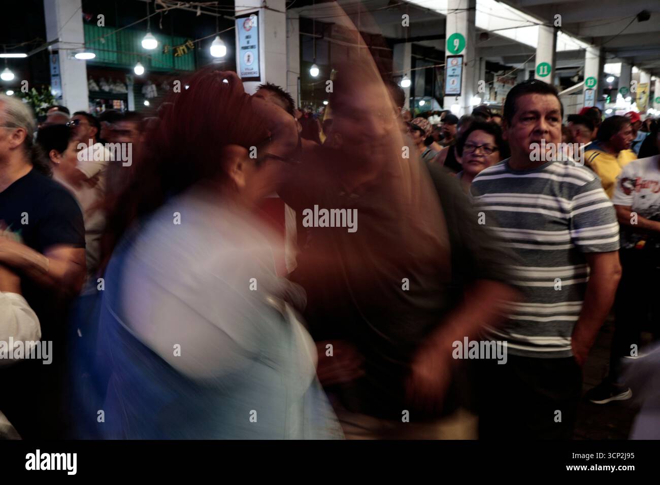 Mexique, CDMX, Mexique. 23 septembre 2025. Le marché le plus important spécialisé dans les fleurs de toutes sortes est le marché jamaïcain, situé à Mexico. Aujourd'hui marque son 68e anniversaire et est l'un des principaux points de vente et de distribution de fleurs de divers états à travers le pays. Avec de la musique live et de la danse dans ses allées, les vendeurs, les employés et les clients célèbrent un autre anniversaire. Ce marché a ouvert ses portes en 1957 dans le cadre de la modernisation de la ville. Il a des racines préhispaniques, comme il était et continue d'être le centre de commerce de fleurs le plus important, relié à cette époque par des rivières ou CA Banque D'Images