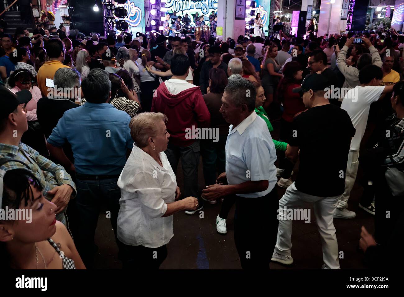Mexique, CDMX, Mexique. 23 septembre 2025. Le marché le plus important spécialisé dans les fleurs de toutes sortes est le marché jamaïcain, situé à Mexico. Aujourd'hui marque son 68e anniversaire et est l'un des principaux points de vente et de distribution de fleurs de divers états à travers le pays. Avec de la musique live et de la danse dans ses allées, les vendeurs, les employés et les clients célèbrent un autre anniversaire. Ce marché a ouvert ses portes en 1957 dans le cadre de la modernisation de la ville. Il a des racines préhispaniques, comme il était et continue d'être le centre de commerce de fleurs le plus important, relié à cette époque par des rivières ou CA Banque D'Images