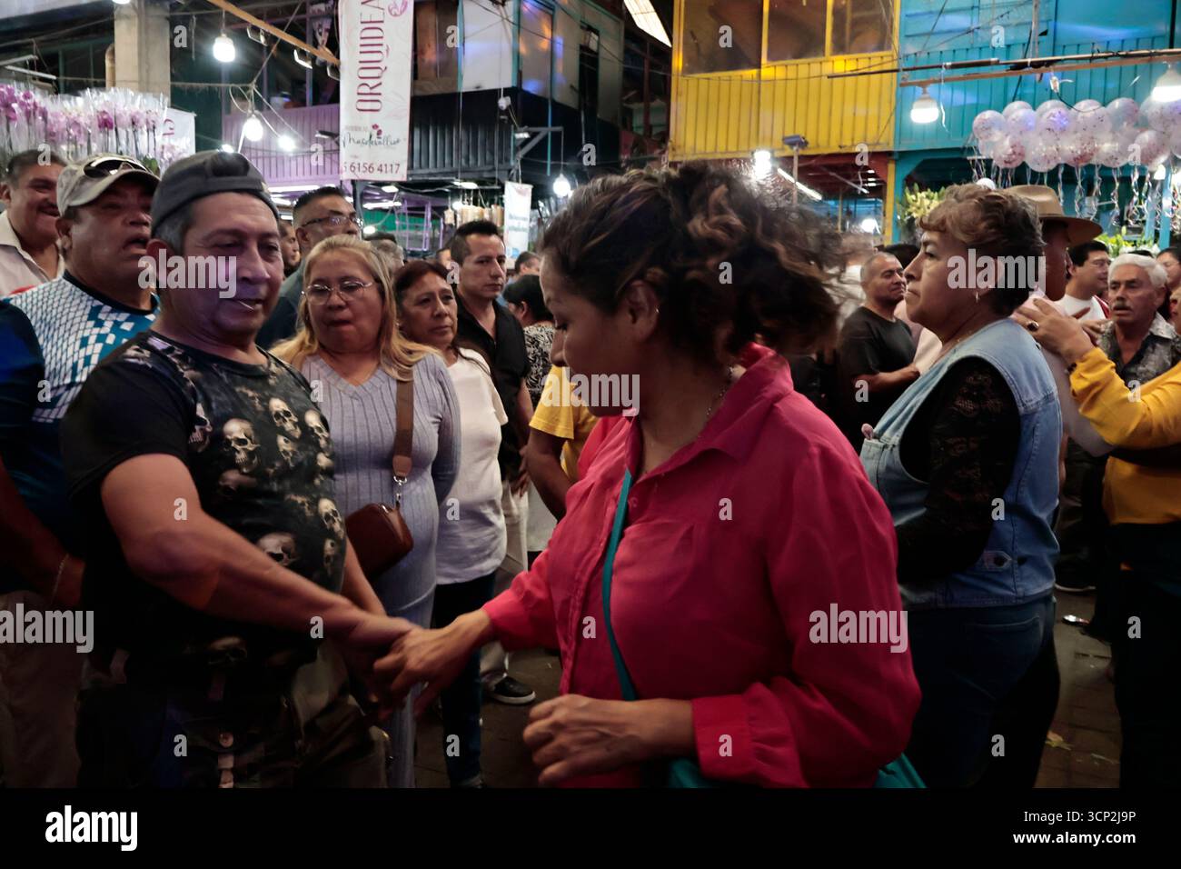 Mexique, CDMX, Mexique. 23 septembre 2025. Le marché le plus important spécialisé dans les fleurs de toutes sortes est le marché jamaïcain, situé à Mexico. Aujourd'hui marque son 68e anniversaire et est l'un des principaux points de vente et de distribution de fleurs de divers états à travers le pays. Avec de la musique live et de la danse dans ses allées, les vendeurs, les employés et les clients célèbrent un autre anniversaire. Ce marché a ouvert ses portes en 1957 dans le cadre de la modernisation de la ville. Il a des racines préhispaniques, comme il était et continue d'être le centre de commerce de fleurs le plus important, relié à cette époque par des rivières ou CA Banque D'Images