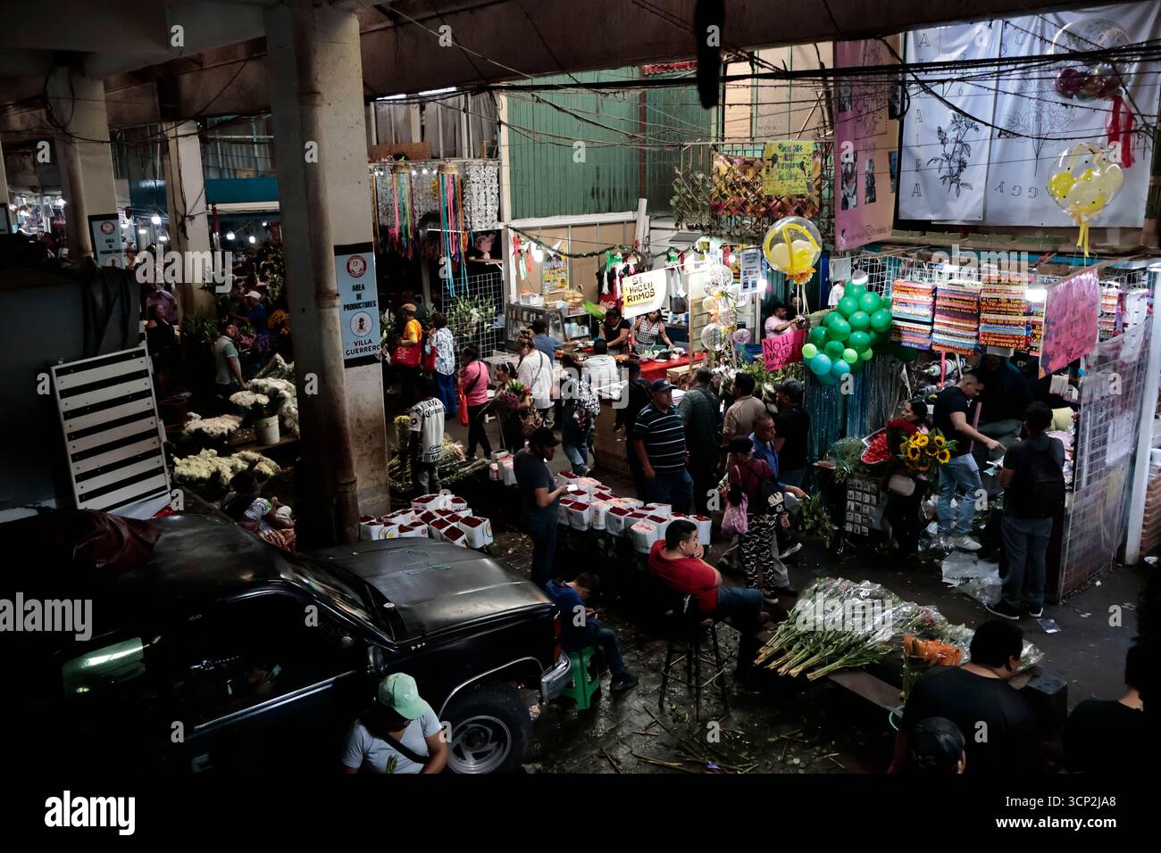 Mexique, CDMX, Mexique. 23 septembre 2025. Le marché le plus important spécialisé dans les fleurs de toutes sortes est le marché jamaïcain, situé à Mexico. Aujourd'hui marque son 68e anniversaire et est l'un des principaux points de vente et de distribution de fleurs de divers états à travers le pays. Avec de la musique live et de la danse dans ses allées, les vendeurs, les employés et les clients célèbrent un autre anniversaire. Ce marché a ouvert ses portes en 1957 dans le cadre de la modernisation de la ville. Il a des racines préhispaniques, comme il était et continue d'être le centre de commerce de fleurs le plus important, relié à cette époque par des rivières ou CA Banque D'Images