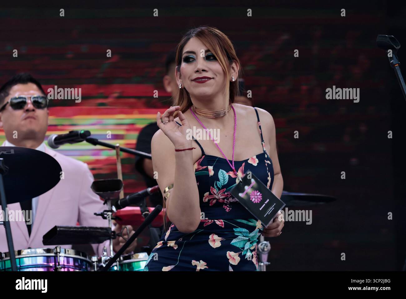 Mexique, CDMX, Mexique. 23 septembre 2025. Le marché le plus important spécialisé dans les fleurs de toutes sortes est le marché jamaïcain, situé à Mexico. Aujourd'hui marque son 68e anniversaire et est l'un des principaux points de vente et de distribution de fleurs de divers états à travers le pays. Avec de la musique live et de la danse dans ses allées, les vendeurs, les employés et les clients célèbrent un autre anniversaire. Ce marché a ouvert ses portes en 1957 dans le cadre de la modernisation de la ville. Il a des racines préhispaniques, comme il était et continue d'être le centre de commerce de fleurs le plus important, relié à cette époque par des rivières ou CA Banque D'Images