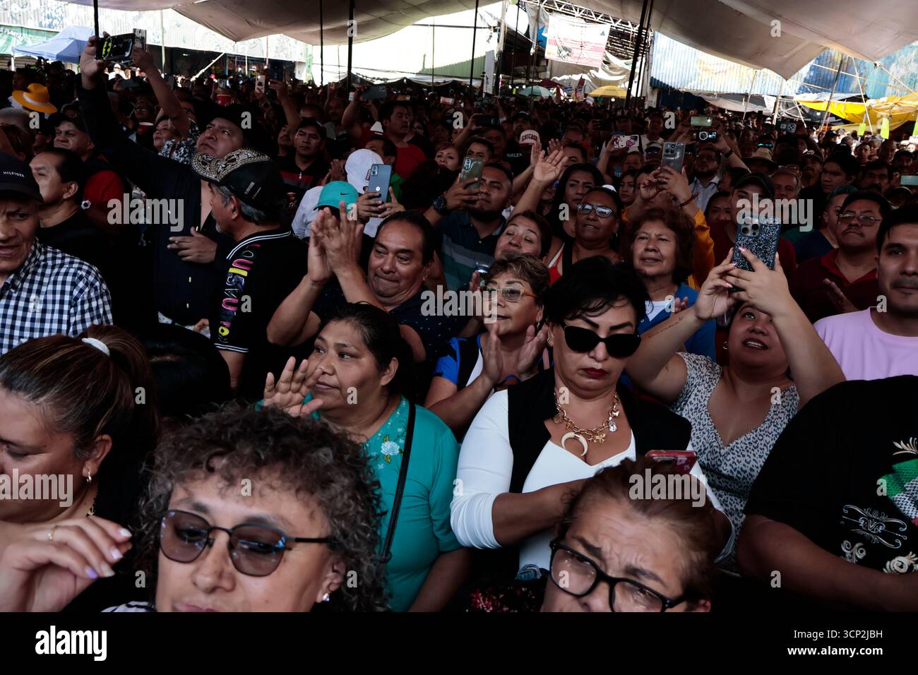 Mexique, CDMX, Mexique. 23 septembre 2025. Le marché le plus important spécialisé dans les fleurs de toutes sortes est le marché jamaïcain, situé à Mexico. Aujourd'hui marque son 68e anniversaire et est l'un des principaux points de vente et de distribution de fleurs de divers états à travers le pays. Avec de la musique live et de la danse dans ses allées, les vendeurs, les employés et les clients célèbrent un autre anniversaire. Ce marché a ouvert ses portes en 1957 dans le cadre de la modernisation de la ville. Il a des racines préhispaniques, comme il était et continue d'être le centre de commerce de fleurs le plus important, relié à cette époque par des rivières ou CA Banque D'Images