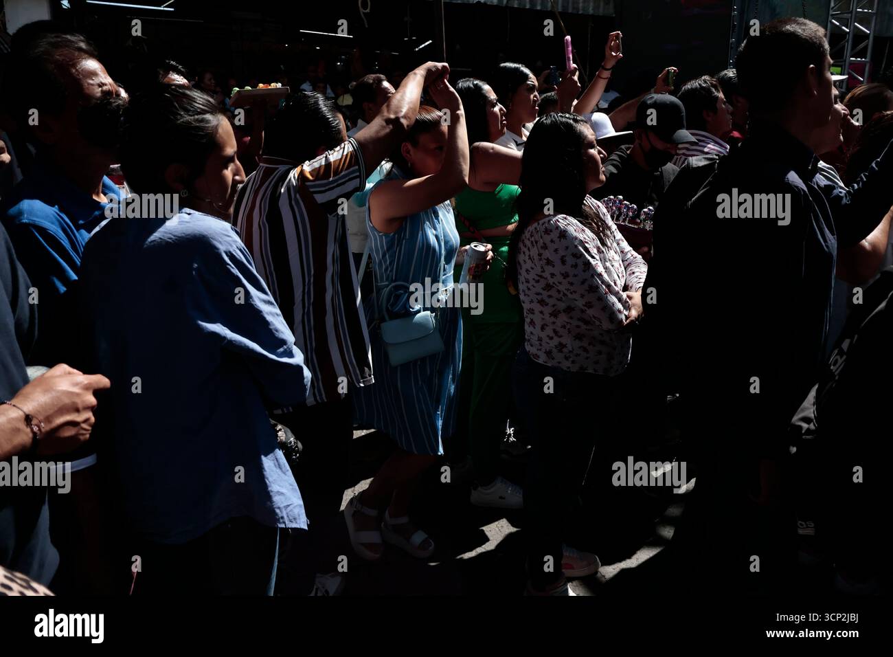 Mexique, CDMX, Mexique. 23 septembre 2025. Le marché le plus important spécialisé dans les fleurs de toutes sortes est le marché jamaïcain, situé à Mexico. Aujourd'hui marque son 68e anniversaire et est l'un des principaux points de vente et de distribution de fleurs de divers états à travers le pays. Avec de la musique live et de la danse dans ses allées, les vendeurs, les employés et les clients célèbrent un autre anniversaire. Ce marché a ouvert ses portes en 1957 dans le cadre de la modernisation de la ville. Il a des racines préhispaniques, comme il était et continue d'être le centre de commerce de fleurs le plus important, relié à cette époque par des rivières ou CA Banque D'Images