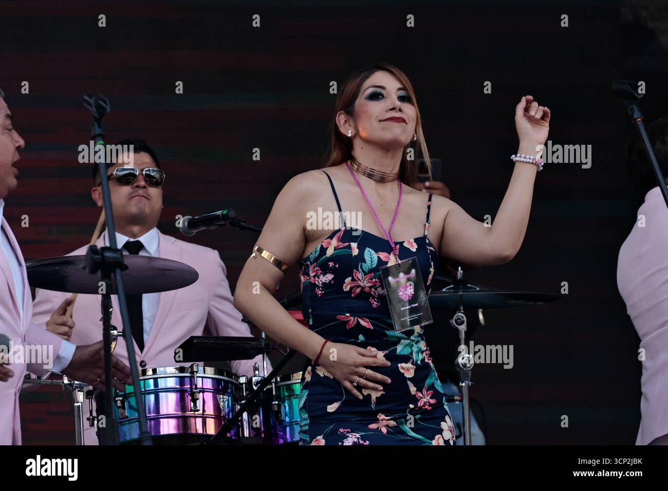 Mexique, CDMX, Mexique. 23 septembre 2025. Le marché le plus important spécialisé dans les fleurs de toutes sortes est le marché jamaïcain, situé à Mexico. Aujourd'hui marque son 68e anniversaire et est l'un des principaux points de vente et de distribution de fleurs de divers états à travers le pays. Avec de la musique live et de la danse dans ses allées, les vendeurs, les employés et les clients célèbrent un autre anniversaire. Ce marché a ouvert ses portes en 1957 dans le cadre de la modernisation de la ville. Il a des racines préhispaniques, comme il était et continue d'être le centre de commerce de fleurs le plus important, relié à cette époque par des rivières ou CA Banque D'Images