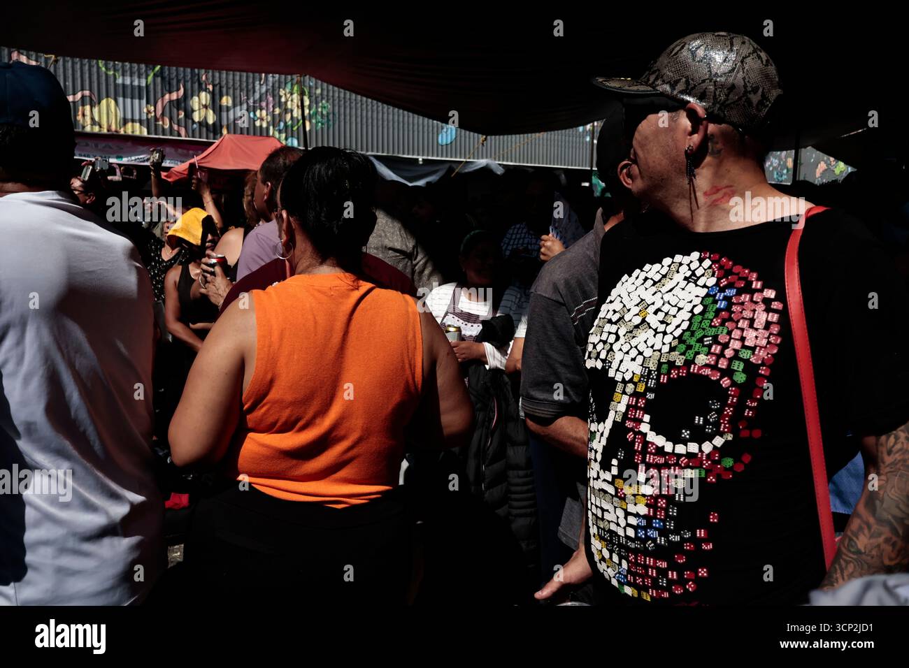 Mexique, CDMX, Mexique. 23 septembre 2025. Le marché le plus important spécialisé dans les fleurs de toutes sortes est le marché jamaïcain, situé à Mexico. Aujourd'hui marque son 68e anniversaire et est l'un des principaux points de vente et de distribution de fleurs de divers états à travers le pays. Avec de la musique live et de la danse dans ses allées, les vendeurs, les employés et les clients célèbrent un autre anniversaire. Ce marché a ouvert ses portes en 1957 dans le cadre de la modernisation de la ville. Il a des racines préhispaniques, comme il était et continue d'être le centre de commerce de fleurs le plus important, relié à cette époque par des rivières ou CA Banque D'Images