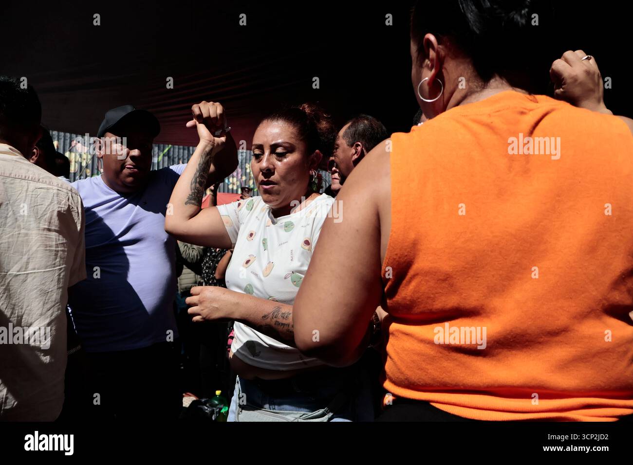 Mexique, CDMX, Mexique. 23 septembre 2025. Le marché le plus important spécialisé dans les fleurs de toutes sortes est le marché jamaïcain, situé à Mexico. Aujourd'hui marque son 68e anniversaire et est l'un des principaux points de vente et de distribution de fleurs de divers états à travers le pays. Avec de la musique live et de la danse dans ses allées, les vendeurs, les employés et les clients célèbrent un autre anniversaire. Ce marché a ouvert ses portes en 1957 dans le cadre de la modernisation de la ville. Il a des racines préhispaniques, comme il était et continue d'être le centre de commerce de fleurs le plus important, relié à cette époque par des rivières ou CA Banque D'Images