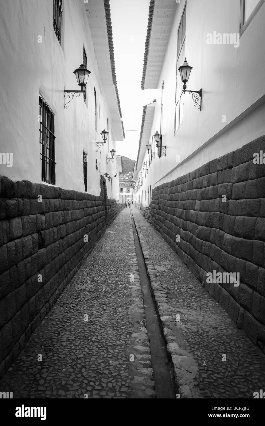 Rues étroites avec un canal central dans le sol, Cusco, l'ancienne capitale inca du Pérou, riche en histoire, architecture coloniale et ruines impressionnantes Banque D'Images