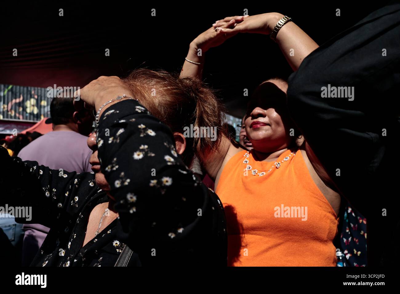 Mexique, CDMX, Mexique. 23 septembre 2025. Le marché le plus important spécialisé dans les fleurs de toutes sortes est le marché jamaïcain, situé à Mexico. Aujourd'hui marque son 68e anniversaire et est l'un des principaux points de vente et de distribution de fleurs de divers états à travers le pays. Avec de la musique live et de la danse dans ses allées, les vendeurs, les employés et les clients célèbrent un autre anniversaire. Ce marché a ouvert ses portes en 1957 dans le cadre de la modernisation de la ville. Il a des racines préhispaniques, comme il était et continue d'être le centre de commerce de fleurs le plus important, relié à cette époque par des rivières ou CA Banque D'Images