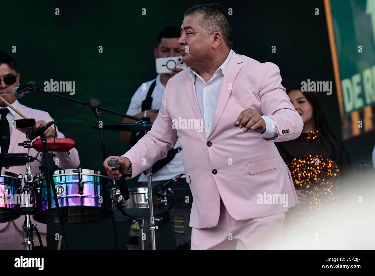 Mexique, CDMX, Mexique. 23 septembre 2025. Le marché le plus important spécialisé dans les fleurs de toutes sortes est le marché jamaïcain, situé à Mexico. Aujourd'hui marque son 68e anniversaire et est l'un des principaux points de vente et de distribution de fleurs de divers états à travers le pays. Avec de la musique live et de la danse dans ses allées, les vendeurs, les employés et les clients célèbrent un autre anniversaire. Ce marché a ouvert ses portes en 1957 dans le cadre de la modernisation de la ville. Il a des racines préhispaniques, comme il était et continue d'être le centre de commerce de fleurs le plus important, relié à cette époque par des rivières ou CA Banque D'Images