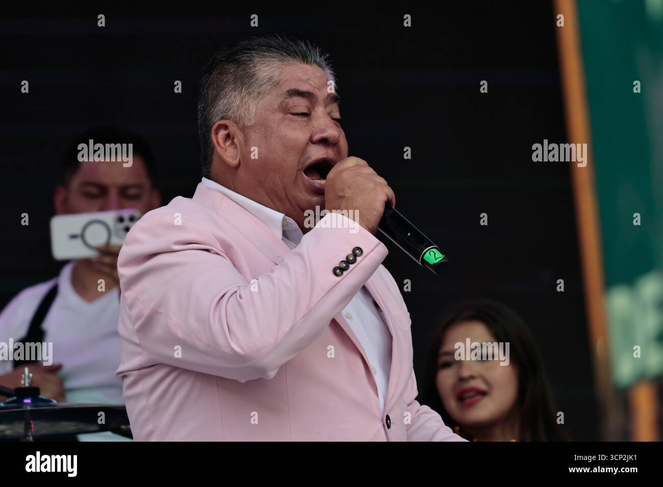 Mexique, CDMX, Mexique. 23 septembre 2025. Le marché le plus important spécialisé dans les fleurs de toutes sortes est le marché jamaïcain, situé à Mexico. Aujourd'hui marque son 68e anniversaire et est l'un des principaux points de vente et de distribution de fleurs de divers états à travers le pays. Avec de la musique live et de la danse dans ses allées, les vendeurs, les employés et les clients célèbrent un autre anniversaire. Ce marché a ouvert ses portes en 1957 dans le cadre de la modernisation de la ville. Il a des racines préhispaniques, comme il était et continue d'être le centre de commerce de fleurs le plus important, relié à cette époque par des rivières ou CA Banque D'Images