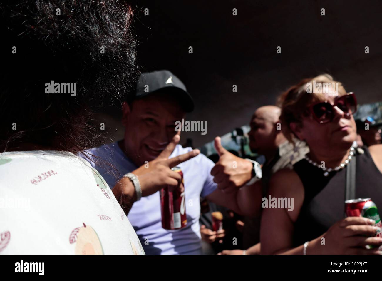 Mexique, CDMX, Mexique. 23 septembre 2025. Le marché le plus important spécialisé dans les fleurs de toutes sortes est le marché jamaïcain, situé à Mexico. Aujourd'hui marque son 68e anniversaire et est l'un des principaux points de vente et de distribution de fleurs de divers états à travers le pays. Avec de la musique live et de la danse dans ses allées, les vendeurs, les employés et les clients célèbrent un autre anniversaire. Ce marché a ouvert ses portes en 1957 dans le cadre de la modernisation de la ville. Il a des racines préhispaniques, comme il était et continue d'être le centre de commerce de fleurs le plus important, relié à cette époque par des rivières ou CA Banque D'Images