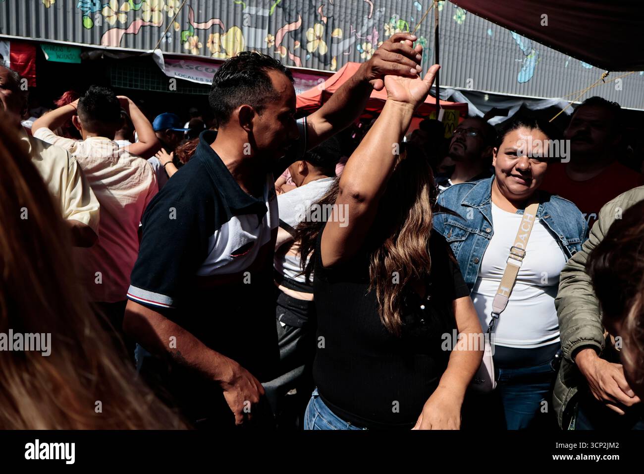 Mexique, CDMX, Mexique. 23 septembre 2025. Le marché le plus important spécialisé dans les fleurs de toutes sortes est le marché jamaïcain, situé à Mexico. Aujourd'hui marque son 68e anniversaire et est l'un des principaux points de vente et de distribution de fleurs de divers états à travers le pays. Avec de la musique live et de la danse dans ses allées, les vendeurs, les employés et les clients célèbrent un autre anniversaire. Ce marché a ouvert ses portes en 1957 dans le cadre de la modernisation de la ville. Il a des racines préhispaniques, comme il était et continue d'être le centre de commerce de fleurs le plus important, relié à cette époque par des rivières ou CA Banque D'Images