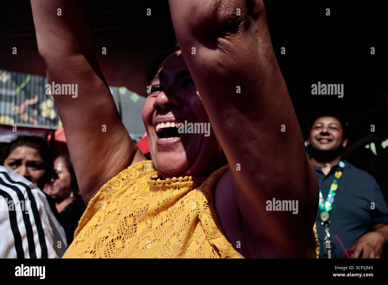 Mexique, CDMX, Mexique. 23 septembre 2025. Le marché le plus important spécialisé dans les fleurs de toutes sortes est le marché jamaïcain, situé à Mexico. Aujourd'hui marque son 68e anniversaire et est l'un des principaux points de vente et de distribution de fleurs de divers états à travers le pays. Avec de la musique live et de la danse dans ses allées, les vendeurs, les employés et les clients célèbrent un autre anniversaire. Ce marché a ouvert ses portes en 1957 dans le cadre de la modernisation de la ville. Il a des racines préhispaniques, comme il était et continue d'être le centre de commerce de fleurs le plus important, relié à cette époque par des rivières ou CA Banque D'Images