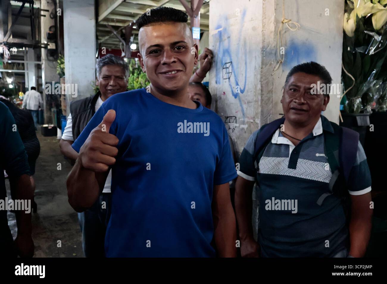 Mexique, CDMX, Mexique. 23 septembre 2025. Le marché le plus important spécialisé dans les fleurs de toutes sortes est le marché jamaïcain, situé à Mexico. Aujourd'hui marque son 68e anniversaire et est l'un des principaux points de vente et de distribution de fleurs de divers états à travers le pays. Avec de la musique live et de la danse dans ses allées, les vendeurs, les employés et les clients célèbrent un autre anniversaire. Ce marché a ouvert ses portes en 1957 dans le cadre de la modernisation de la ville. Il a des racines préhispaniques, comme il était et continue d'être le centre de commerce de fleurs le plus important, relié à cette époque par des rivières ou CA Banque D'Images