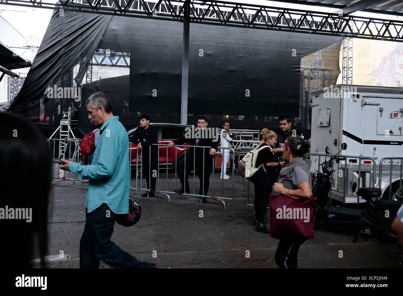 Mexique, CDMX, Mexique. 23 septembre 2025. Le marché le plus important spécialisé dans les fleurs de toutes sortes est le marché jamaïcain, situé à Mexico. Aujourd'hui marque son 68e anniversaire et est l'un des principaux points de vente et de distribution de fleurs de divers états à travers le pays. Avec de la musique live et de la danse dans ses allées, les vendeurs, les employés et les clients célèbrent un autre anniversaire. Ce marché a ouvert ses portes en 1957 dans le cadre de la modernisation de la ville. Il a des racines préhispaniques, comme il était et continue d'être le centre de commerce de fleurs le plus important, relié à cette époque par des rivières ou CA Banque D'Images